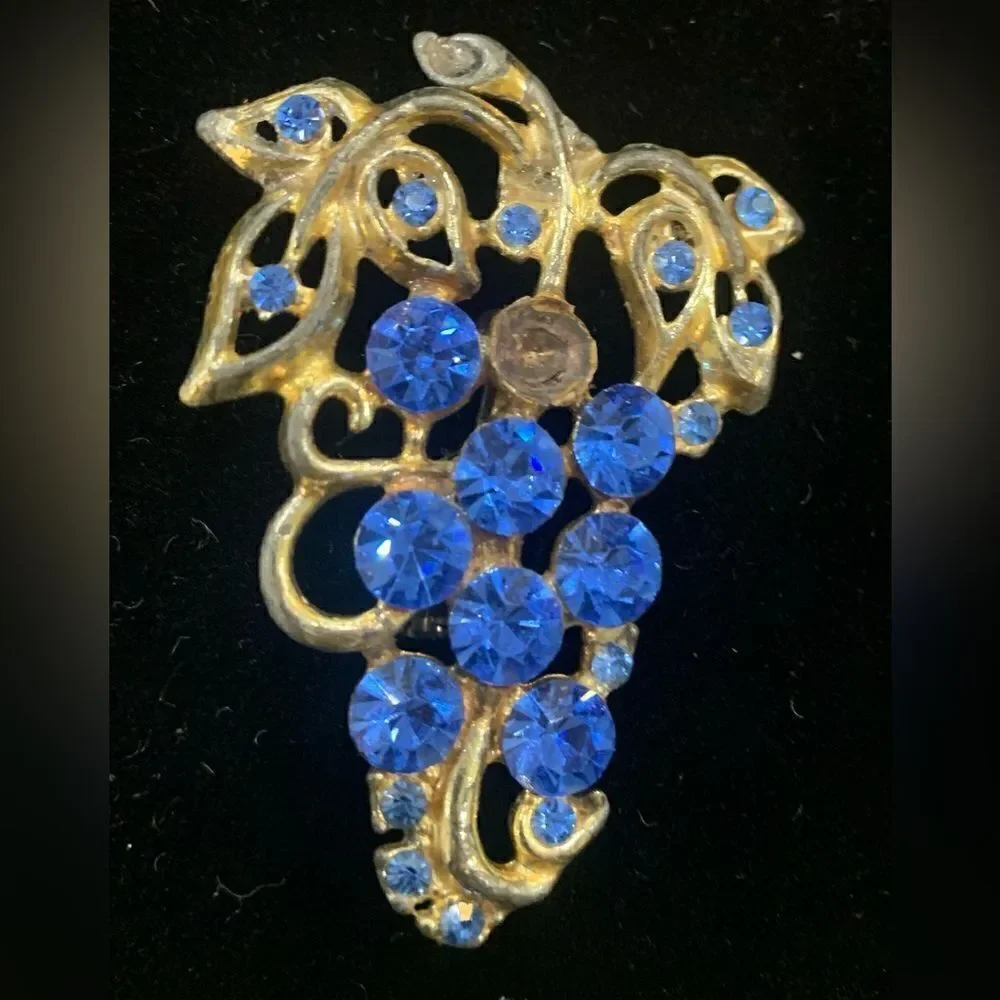 Vintage gold tone blue cluster of grapes brooch